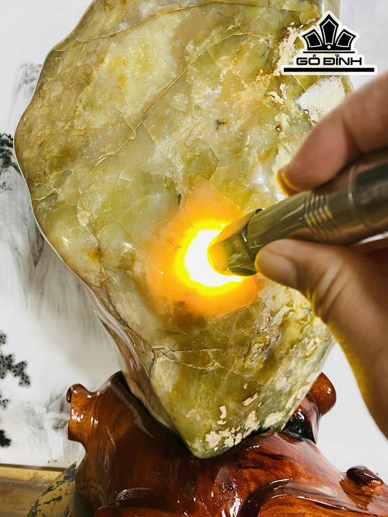 Tác Phẩm Đá Opal Cao 55 Ngang 32 (cm) 25,6kg