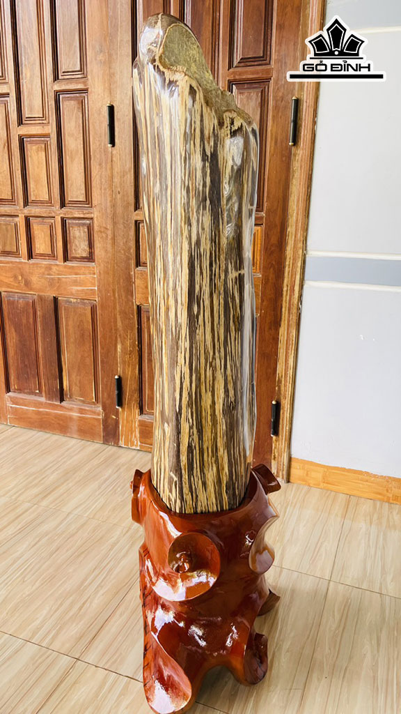 Tác Phẩm Gỗ Hóa Thạch Cao 132 Ngang 23 (cm) 65kg