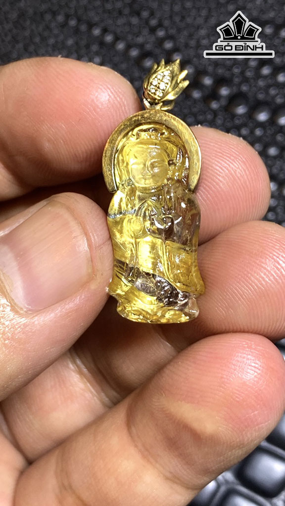 Mặt Dây Chuyền Quan Âm Đá Thạch Anh Tóc Vàng Cao 26 Ngang 12,5 Sâu 8 (mm) 4,6gr