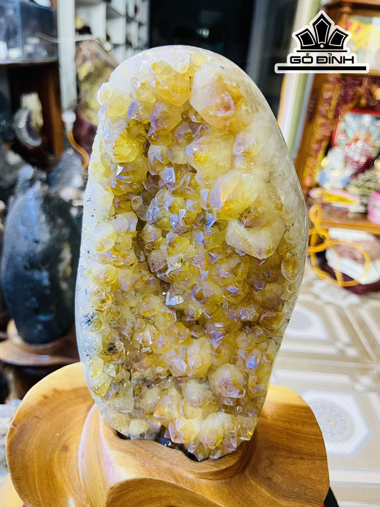 Tác Phẩm Đá Thạch Anh Vàng Cao 33 (cm) 4kg