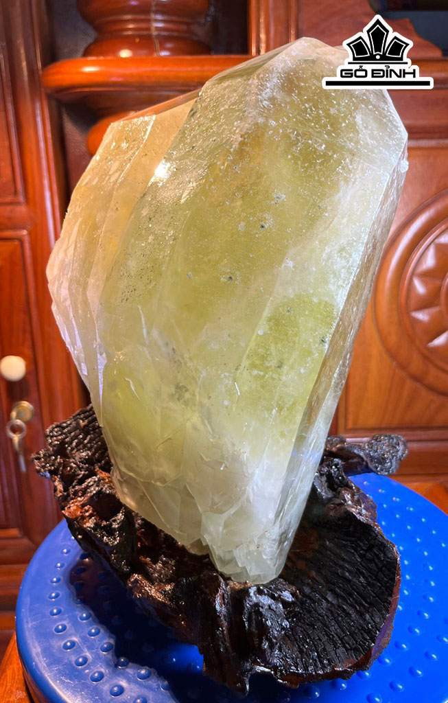 Tác Phẩm Đá Thạch Anh Vàng Cao 26 Ngang 20 (cm) 6,4kg
