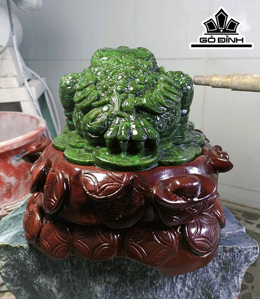 Tác Phẩm Thiềm Thừ Đá Ngọc Bích (Nephrite Jade) Cao 19 Ngang 17 Sâu 12 (cm)