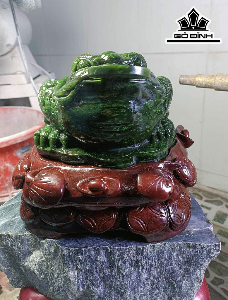Tác Phẩm Thiềm Thừ Đá Ngọc Bích (Nephrite Jade) Cao 19 Ngang 17 Sâu 12 (cm)