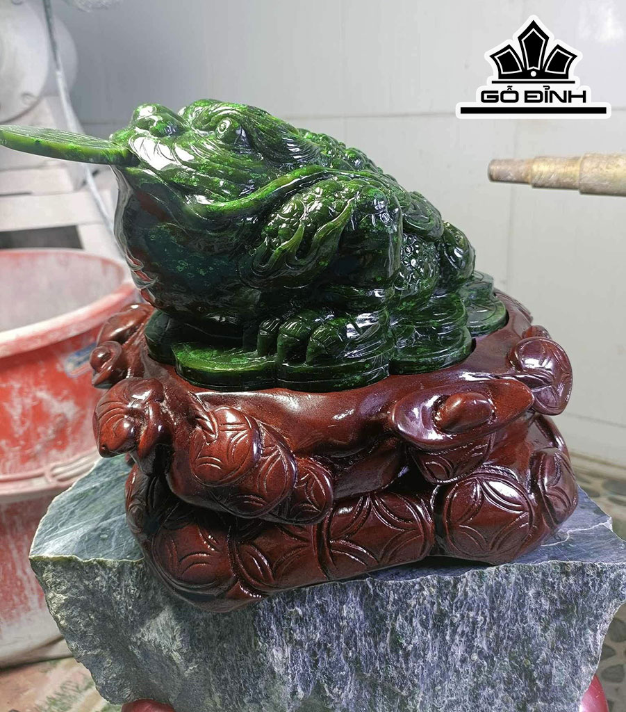 Tác Phẩm Thiềm Thừ Đá Ngọc Bích (Nephrite Jade) Cao 19 Ngang 17 Sâu 12 (cm)