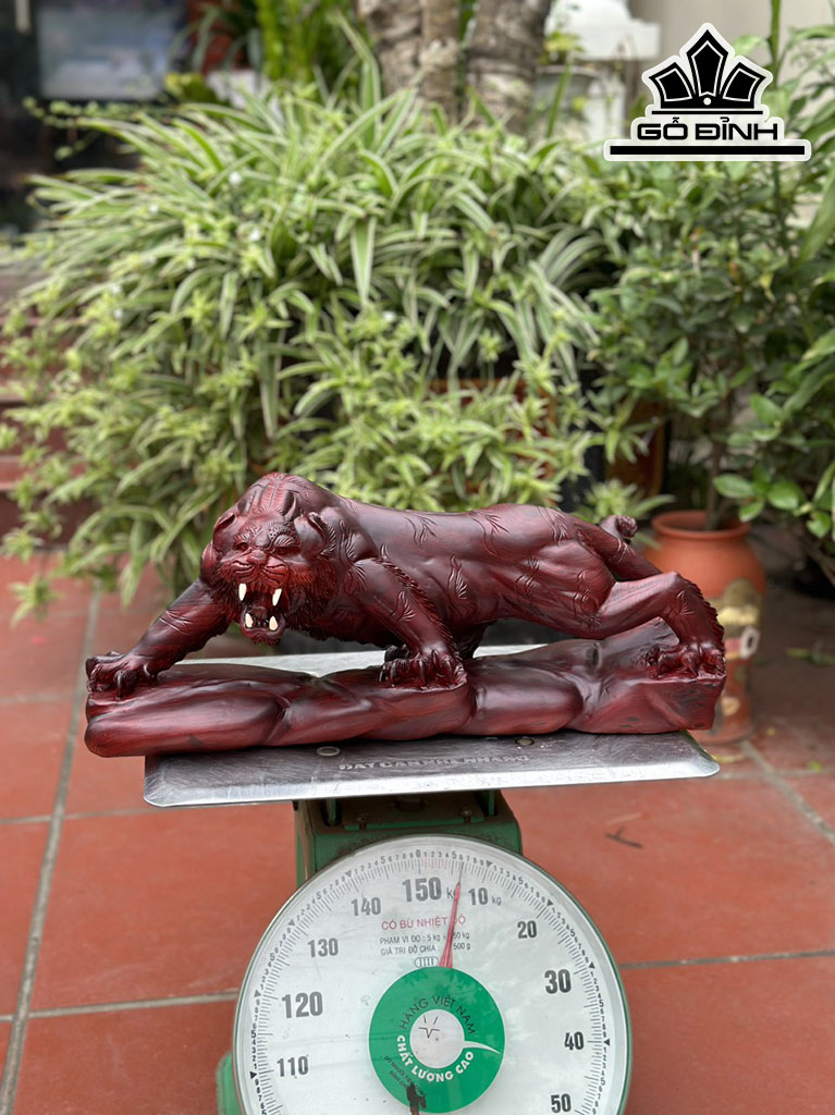 Tượng Hổ Phong Thủy Gỗ Tử Đàn Cao 23 Ngang 52 Sâu 15 (cm)