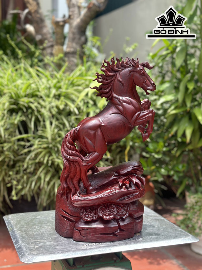 Tượng Ngựa Phong Thủy (Nhất Mã Phi Thiên) Gỗ Tử Đàn Cao 46 Ngang 25 Sâu 22 (cm)