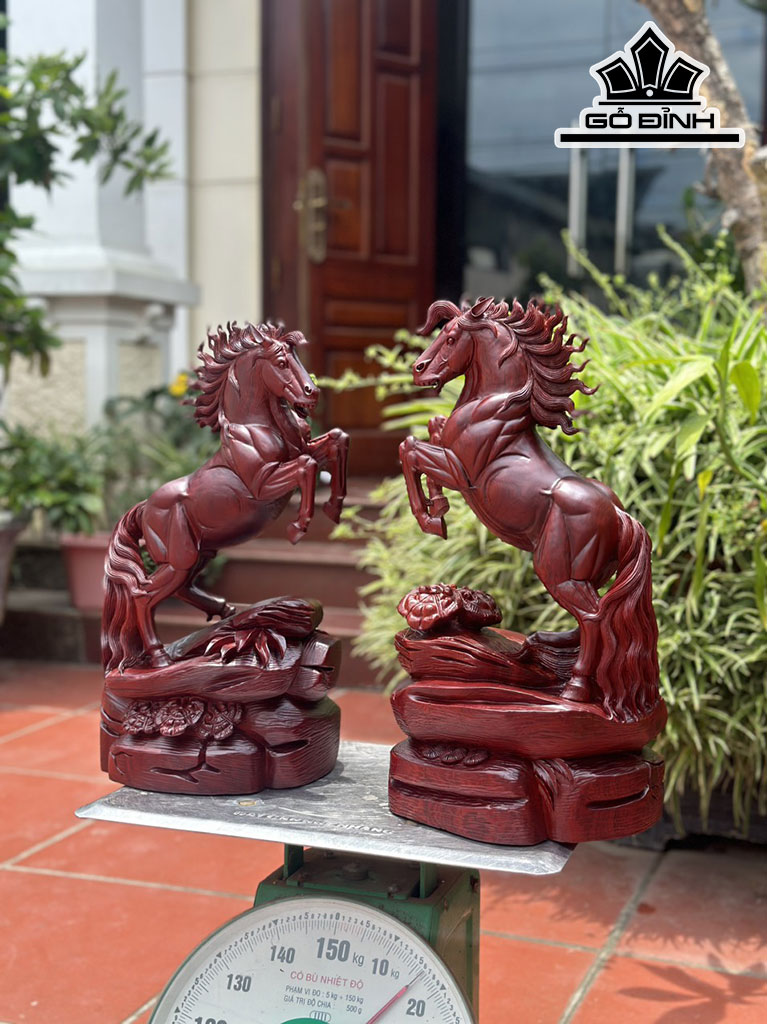 Tượng Ngựa Phong Thủy (Nhất Mã Phi Thiên) Gỗ Tử Đàn Cao 46 Ngang 25 Sâu 22 (cm)