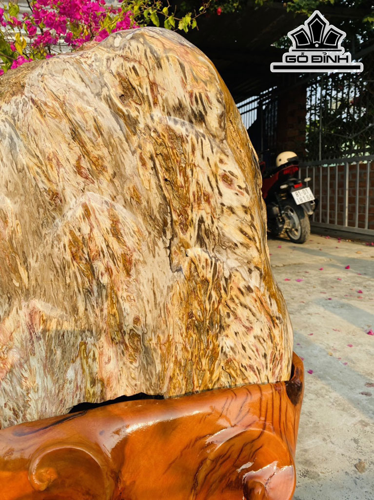 Tác Phẩm Đá Lửa Cao 87 Ngang 85 (cm) 220kg