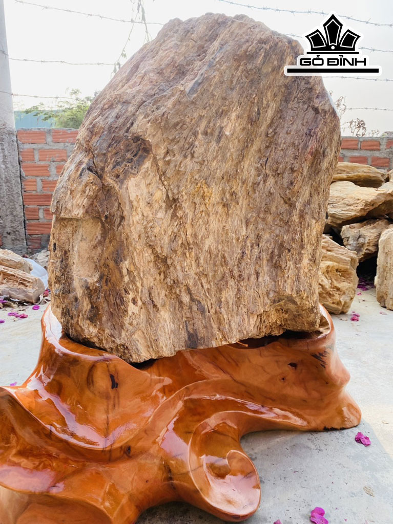 Tác Phẩm Đá Lửa Cao 87 Ngang 85 (cm) 220kg
