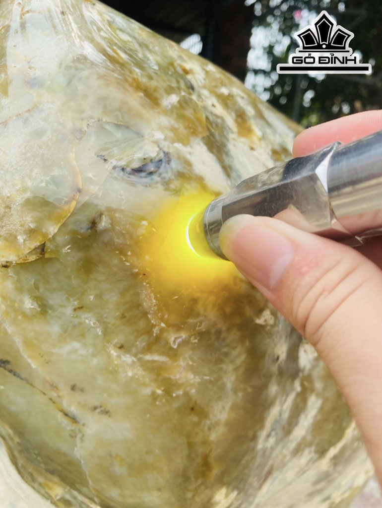 Tác Phẩm Đá Opal Cao 77 Ngang 45 (cm) 60kg