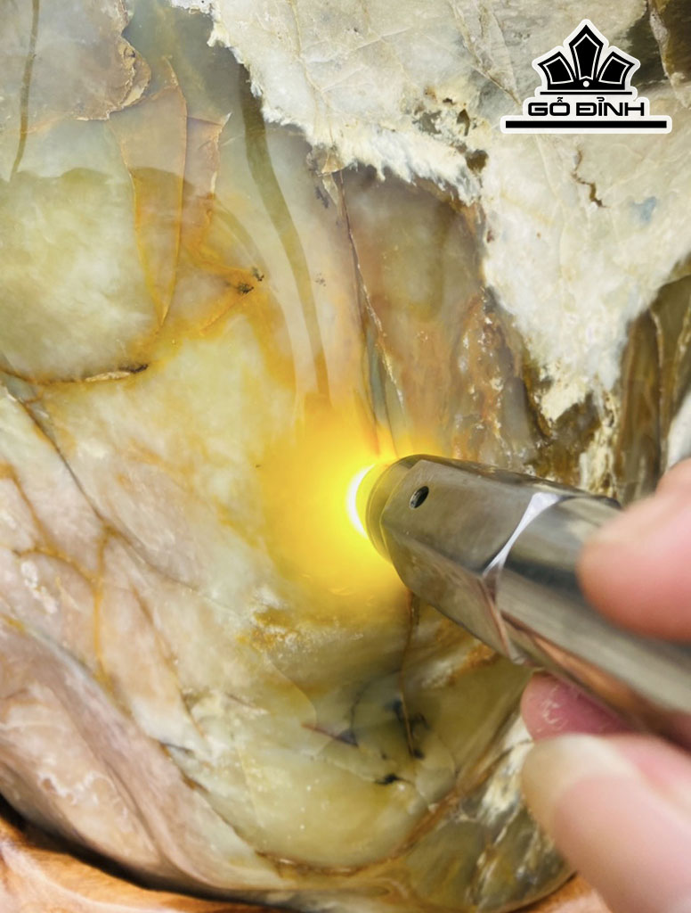 Tác Phẩm Đá Opal Cao 77 Ngang 45 (cm) 60kg