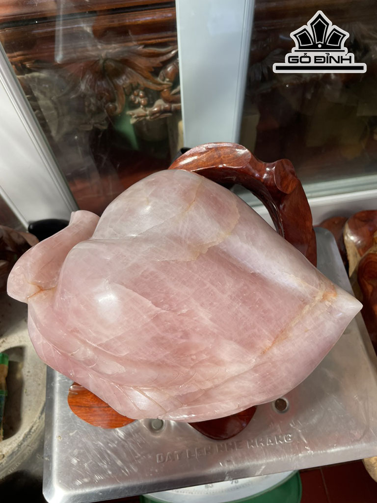 Tác Phẩm Đá Thạch Anh Hồng Cao 32 Ngang 28 (cm) 15kg