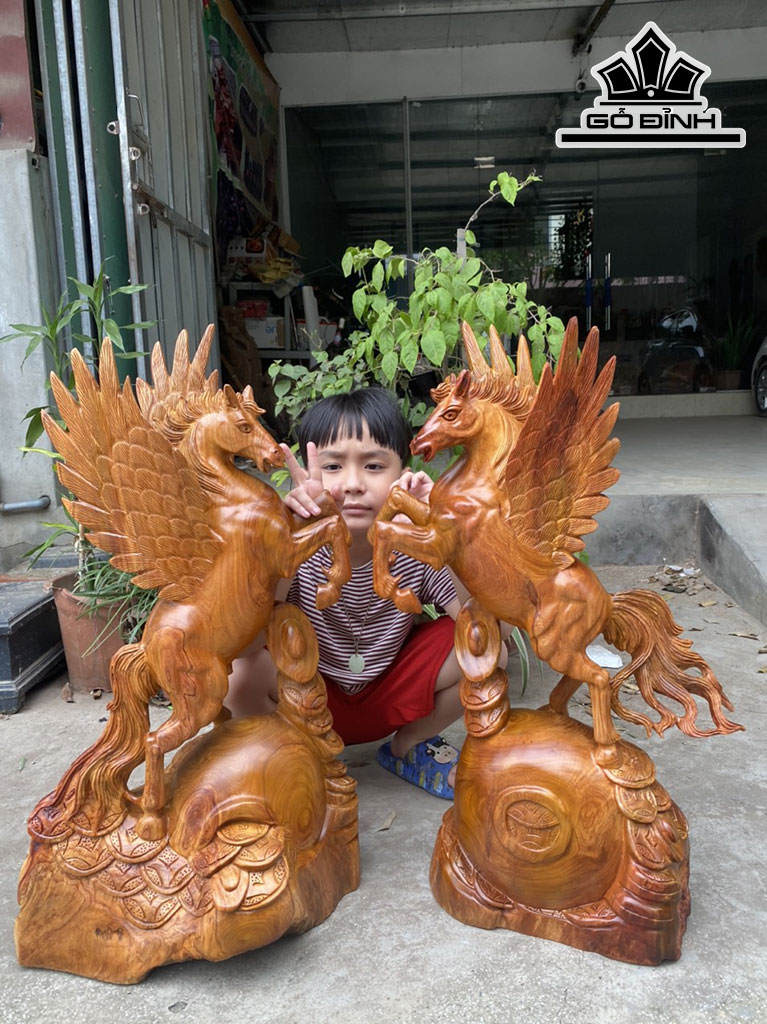 Tượng Ngựa Phong Thủy (Nhất Mã Phi Thiên) Gỗ Hương Cao 75 Ngang 41 Sâu 22 (cm)