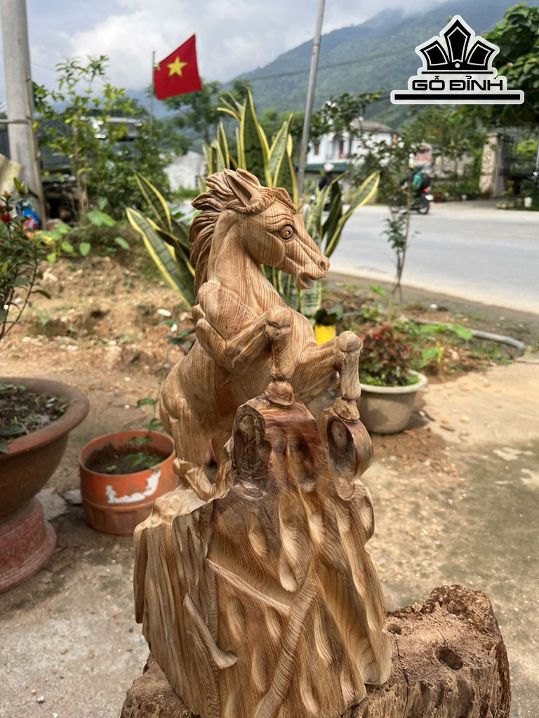 Tượng Ngựa Phong Thủy (Nhất Mã Phi Thiên) Gỗ Ngọc Am Cao 40 Ngang 27 Sâu 15 (cm)
