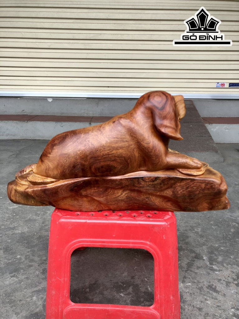 Tượng Chó Gỗ Hương Cao 22 Ngang 42 Sâu 12 (cm)