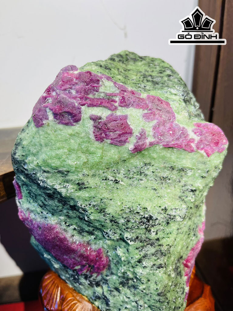 Tác Phẩm Đá Ruby Cao 28 (cm) 4,7kg