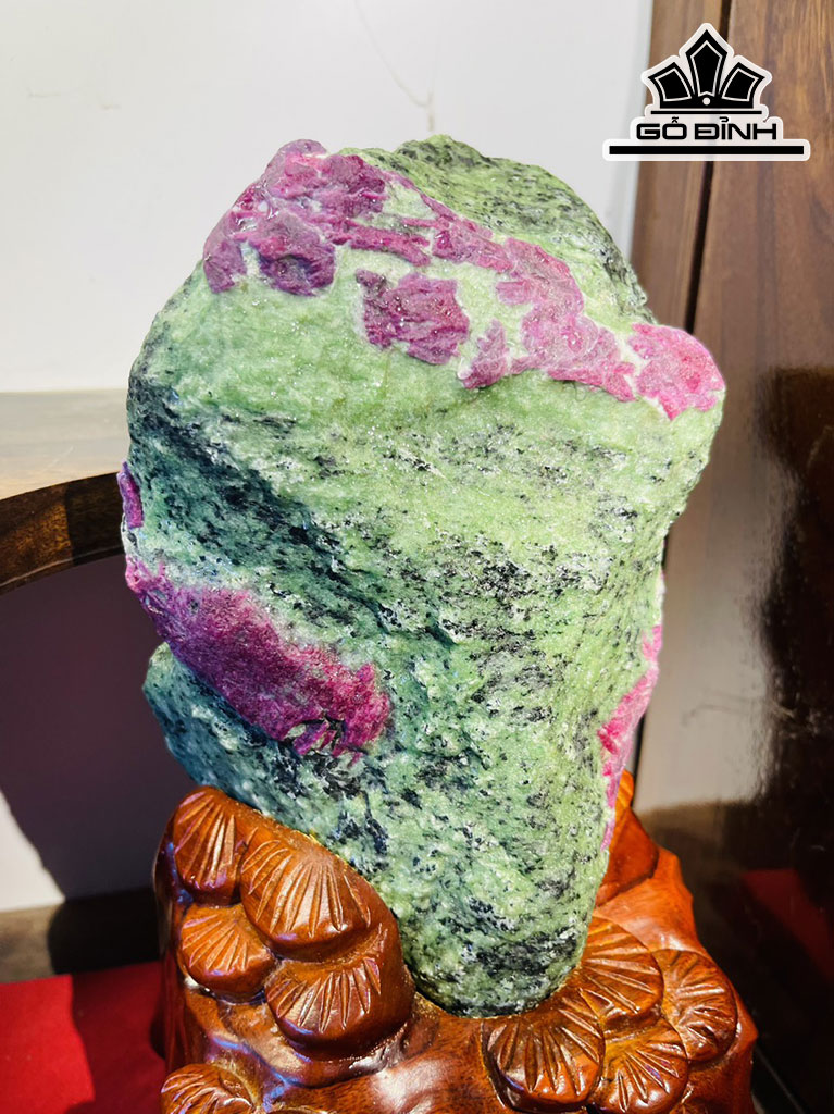 Tác Phẩm Đá Ruby Cao 28 (cm) 4,7kg