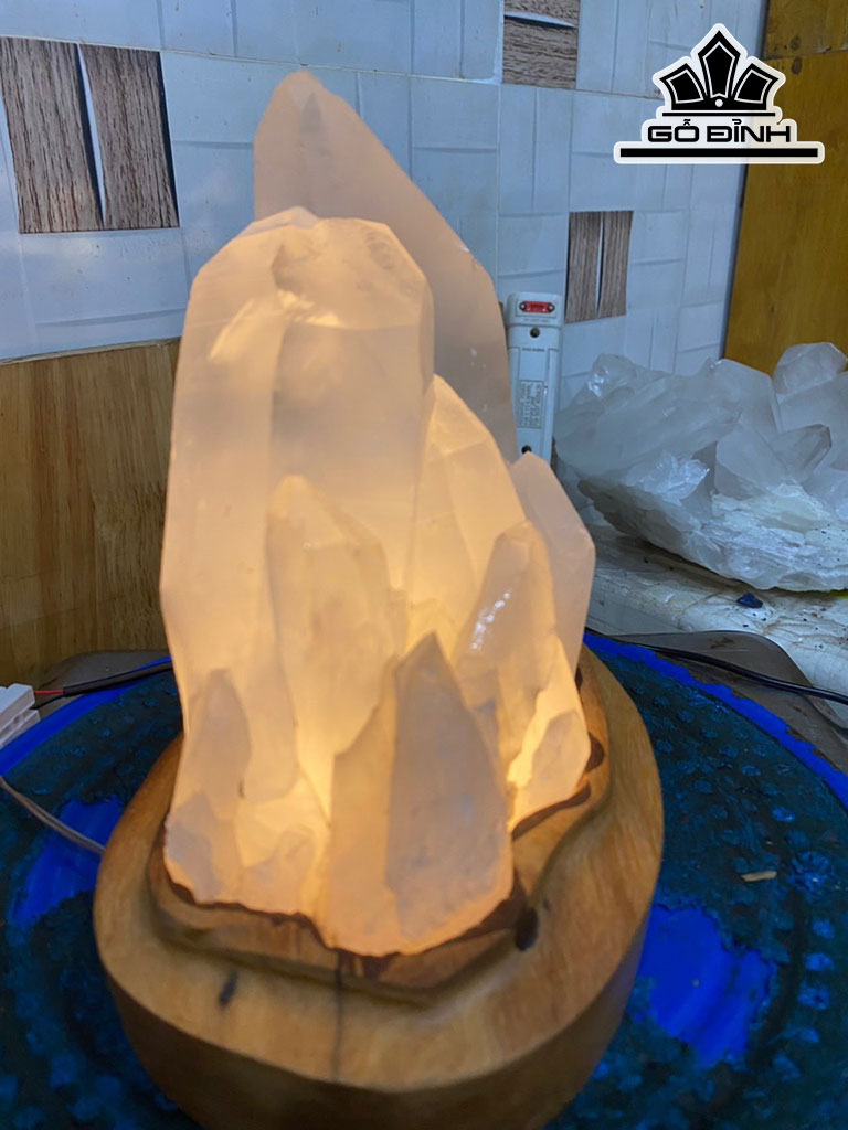 Tác Phẩm Đá Pha Lê Cao 28 (cm) 2,5kg