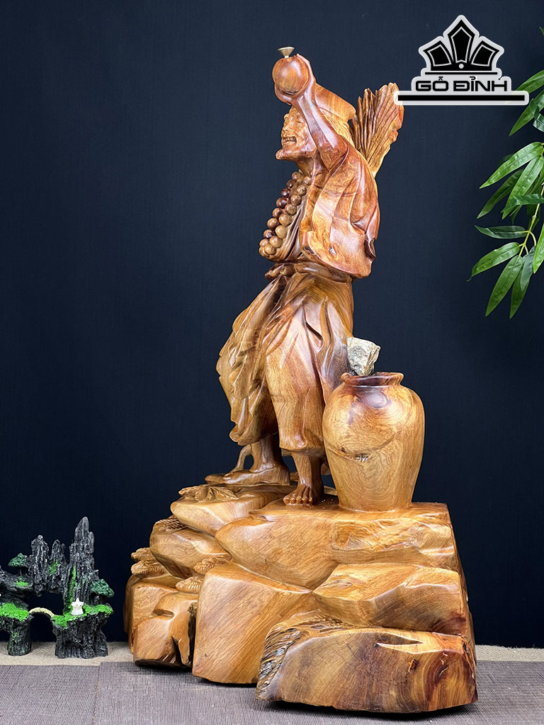 Tượng Tế Công Gỗ Hương Ôm Đá Cao 74 Ngang 62 Sâu 38 (cm)