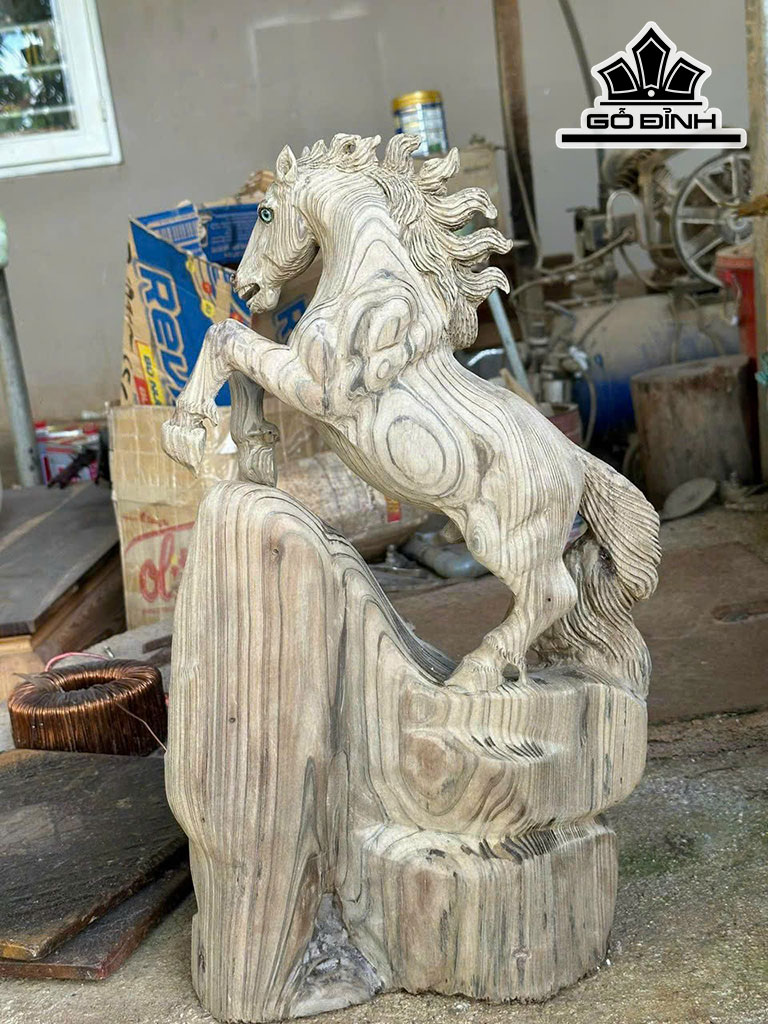 Tượng Ngựa Phong Thủy (Nhất Mã Phi Thiên) Gỗ Thủy Tùng Cao 50 Ngang 30 Sâu 13 (cm)