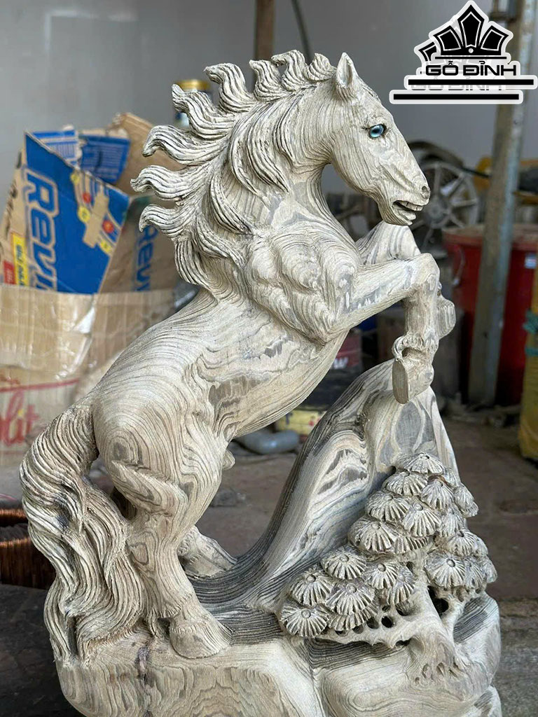 Tượng Ngựa Phong Thủy (Nhất Mã Phi Thiên) Gỗ Thủy Tùng Cao 50 Ngang 30 Sâu 13 (cm)