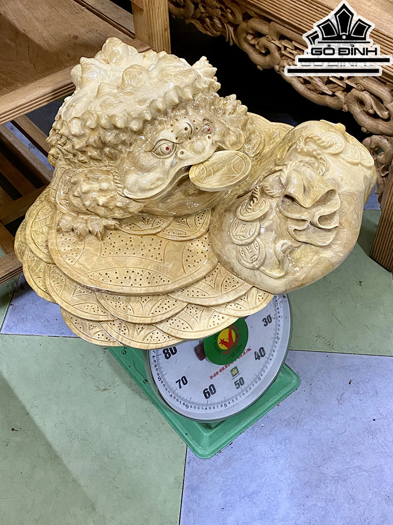 Tượng Cóc Ngậm Tiền Gỗ Nu Nghiến Cao 22 Ngang 53 Sâu 48 (cm)