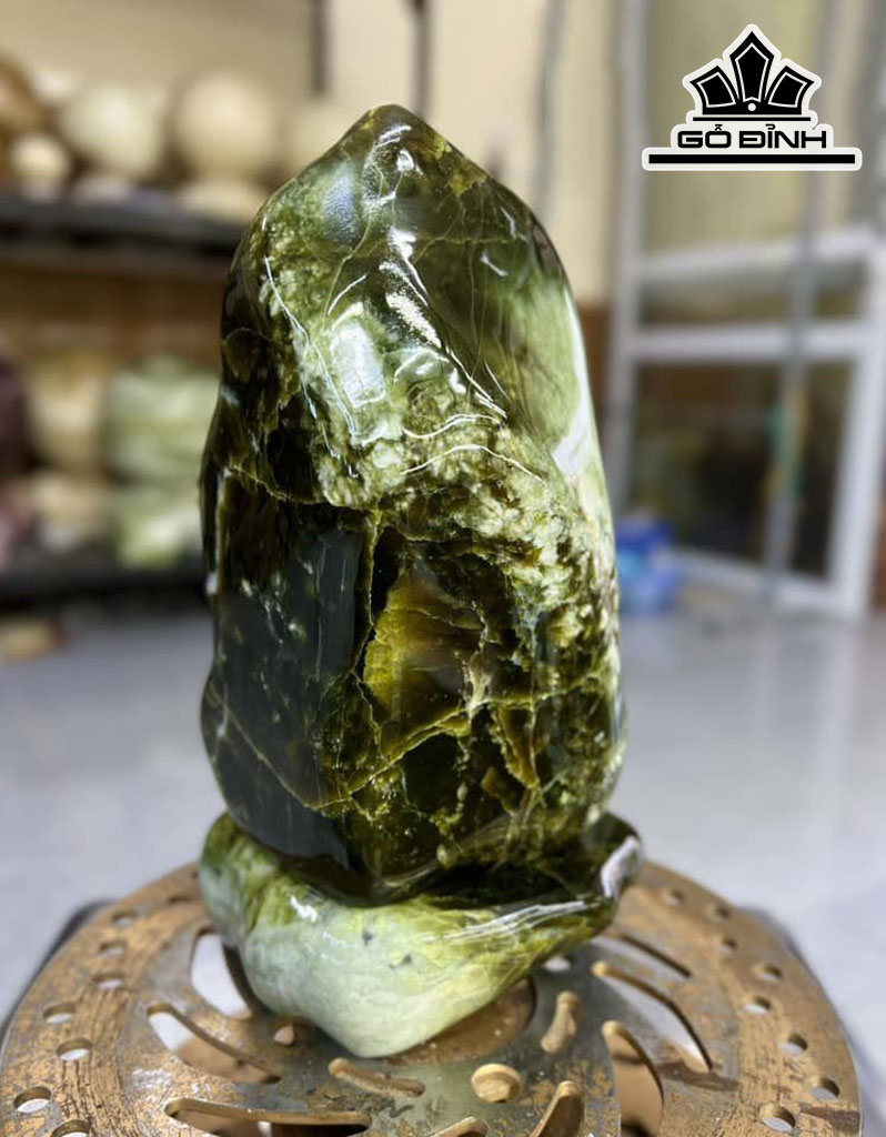 Tác Phẩm Đá Serpentine Cao 23 Ngang 12 Sâu 7 (cm) 3,5kg