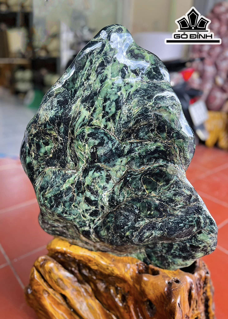 Tác Phẩm Đá Serpentine Cao 85 Ngang 42 Sâu 10 (cm) 50kg