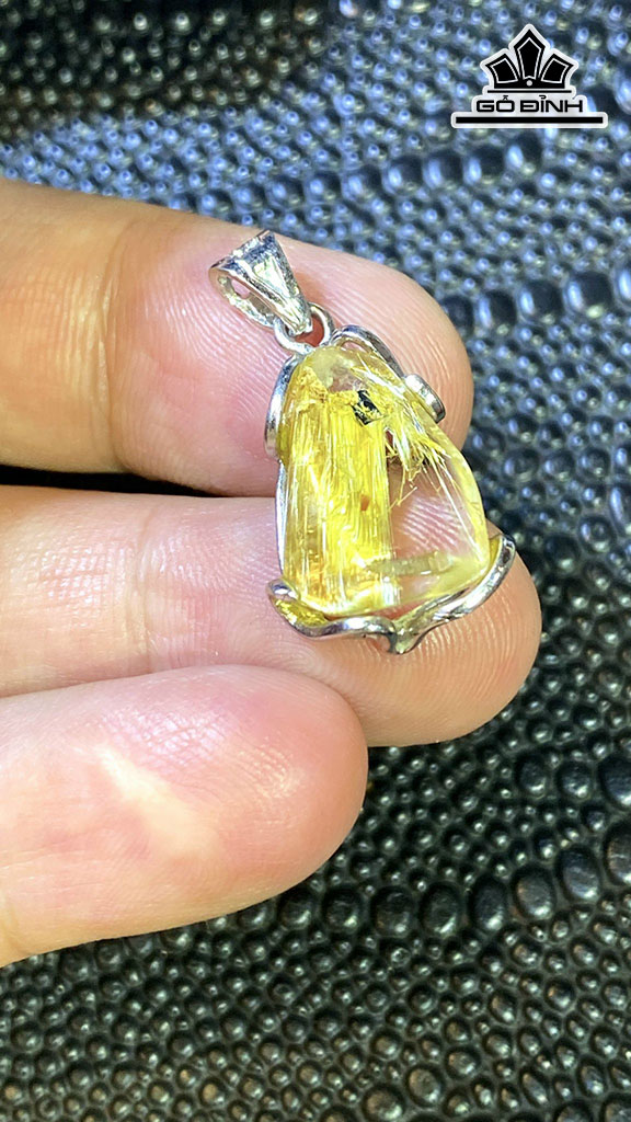 Mặt Dây Chuyền Đá Thạch Anh Tóc Vàng Cao 20 Ngang 14 Sâu 6,8 (mm) 2,8gr