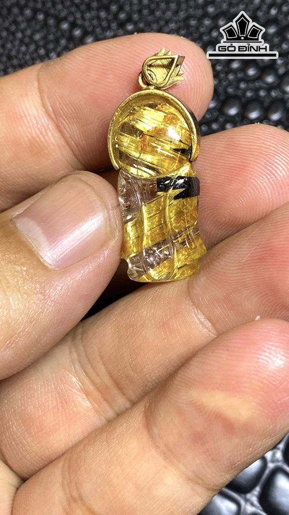 Mặt Dây Chuyền Quan Âm Đá Thạch Anh Tóc Vàng Cao 26 Ngang 12,5 Sâu 8 (mm) 4,6gr