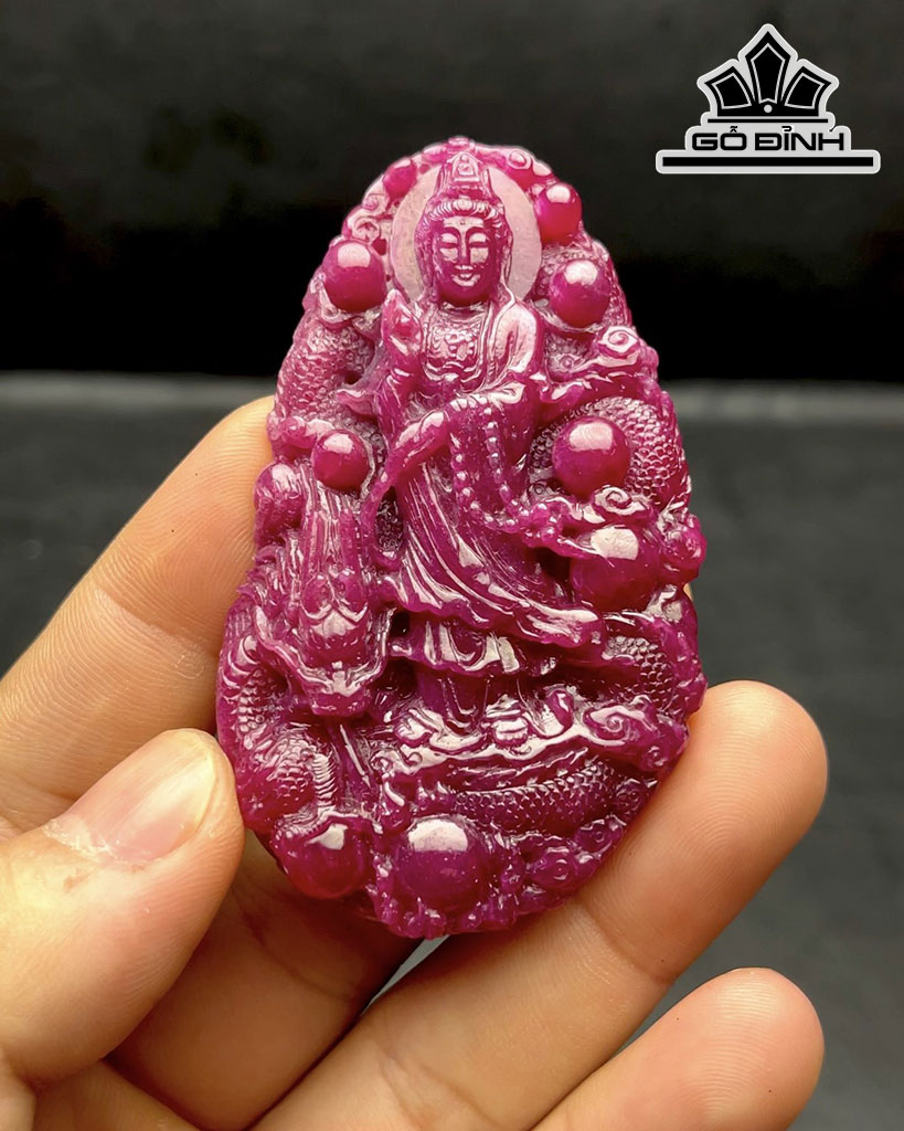 Mặt Dây Chuyền Quan Âm Cưỡi Rồng Đá Ruby Cao 76,6 Ngang 46,9 Sâu 11,9 (mm) 398cts