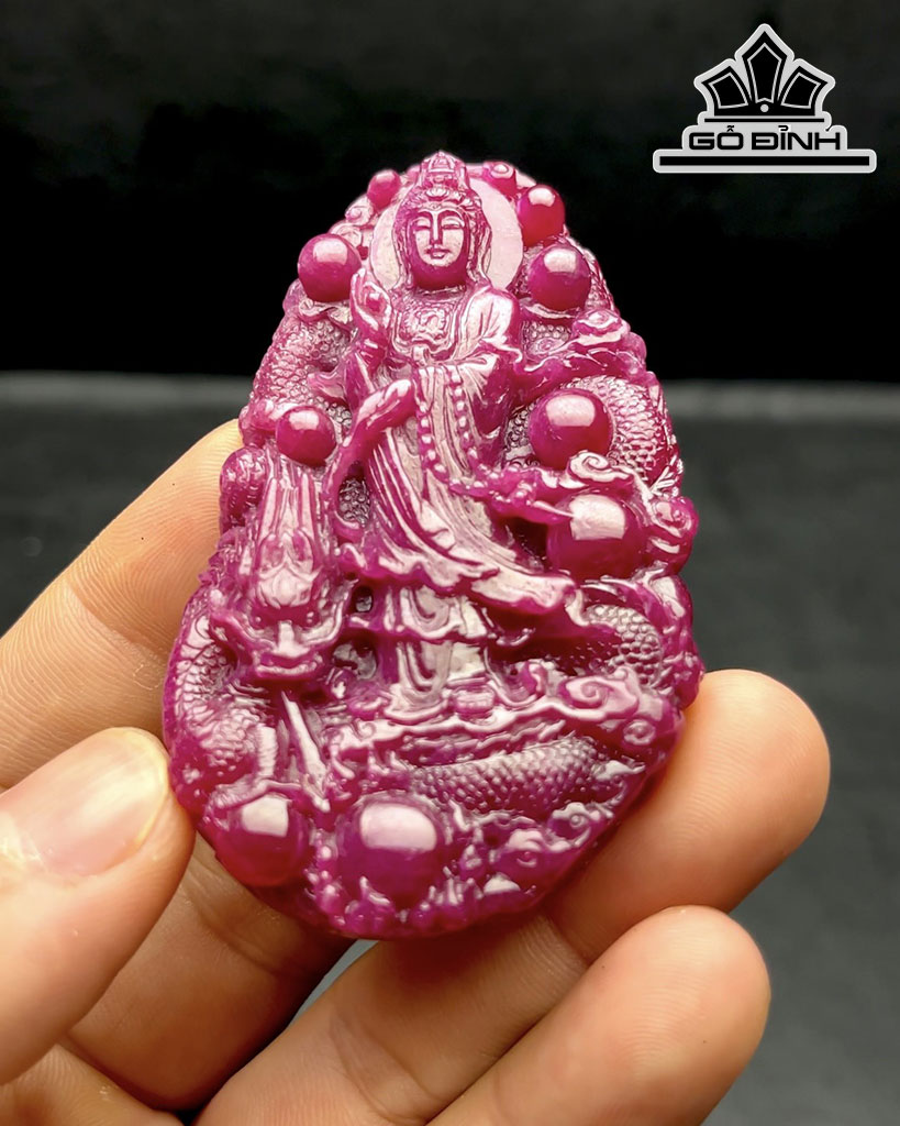 Mặt Dây Chuyền Quan Âm Cưỡi Rồng Đá Ruby Cao 76,6 Ngang 46,9 Sâu 11,9 (mm) 398cts