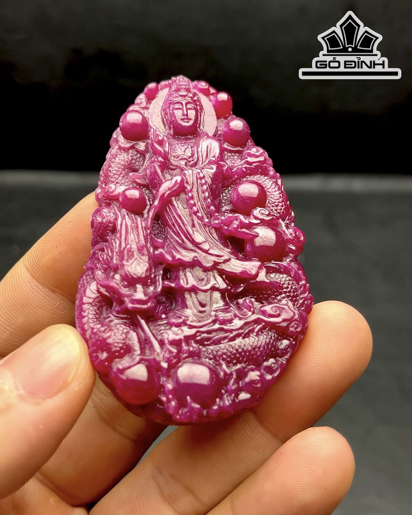 Mặt Dây Chuyền Quan Âm Cưỡi Rồng Đá Ruby Cao 76,6 Ngang 46,9 Sâu 11,9 (mm) 398cts