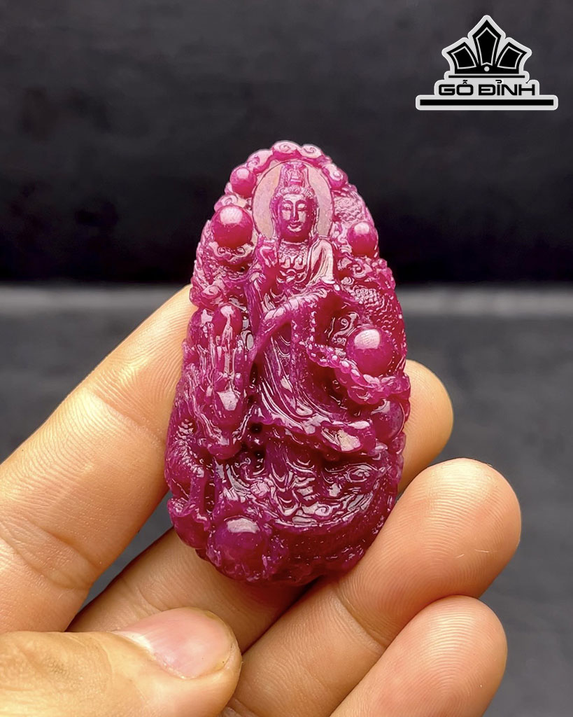 Mặt Dây Chuyền Quan Âm Đá Ruby Cao 63,3 Ngang 33,6 Sâu 9,9 (mm) 209cts