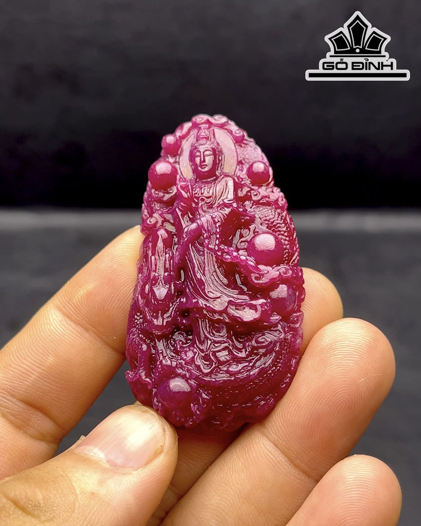 Mặt Dây Chuyền Quan Âm Đá Ruby Cao 63,3 Ngang 33,6 Sâu 9,9 (mm) 209cts