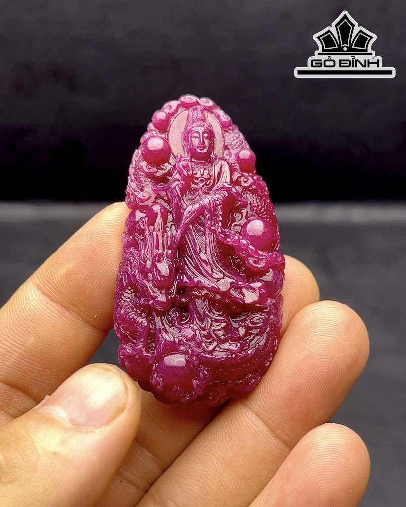 Mặt Dây Chuyền Quan Âm Đá Ruby Cao 63,3 Ngang 33,6 Sâu 9,9 (mm) 209cts