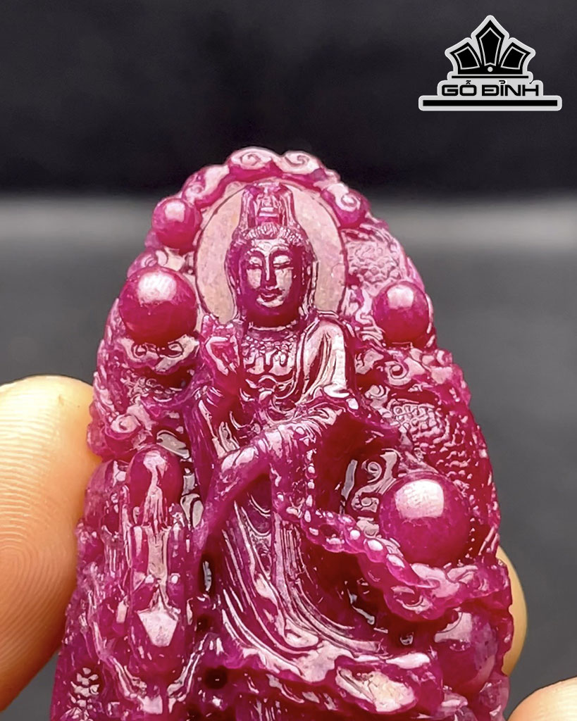 Mặt Dây Chuyền Quan Âm Đá Ruby Cao 63,3 Ngang 33,6 Sâu 9,9 (mm) 209cts