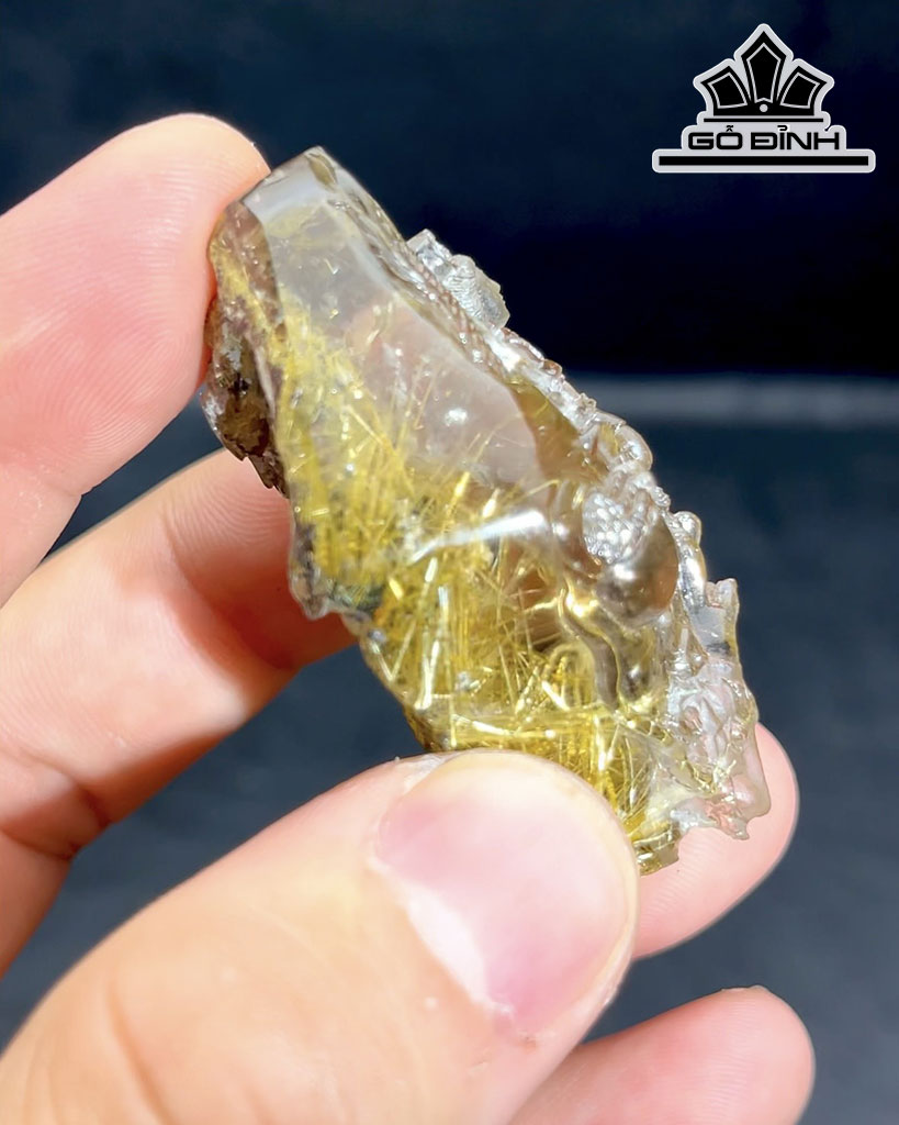 Mặt Dây Chuyền Quan Âm Tự Tại Cưỡi Rồng Đá Thạch Anh Tóc Vàng Cao 59 Ngang 35 Sâu 25 (mm) 300cts