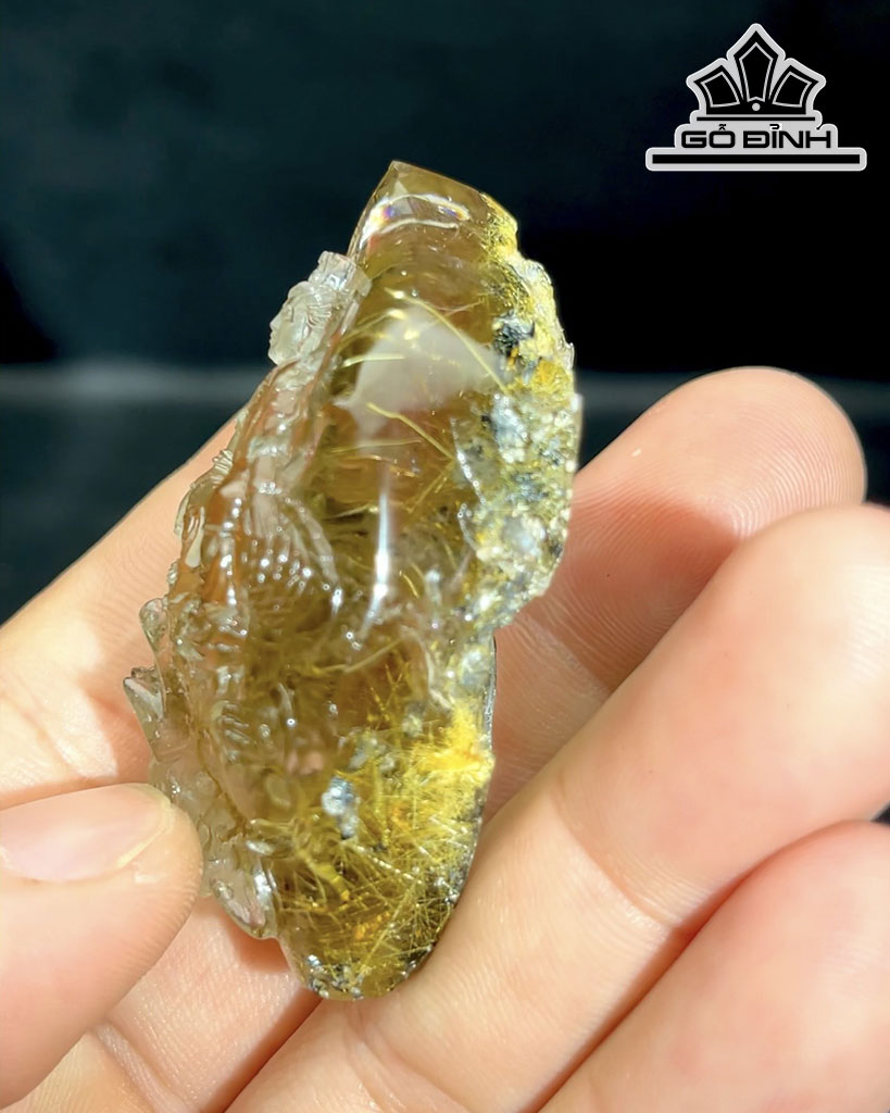 Mặt Dây Chuyền Quan Âm Tự Tại Cưỡi Rồng Đá Thạch Anh Tóc Vàng Cao 59 Ngang 35 Sâu 25 (mm) 300cts