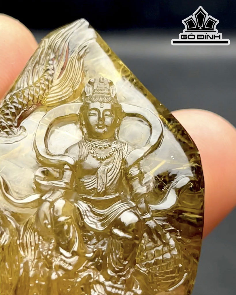 Mặt Dây Chuyền Quan Âm Tự Tại Cưỡi Rồng Đá Thạch Anh Tóc Vàng Cao 59 Ngang 35 Sâu 25 (mm) 300cts