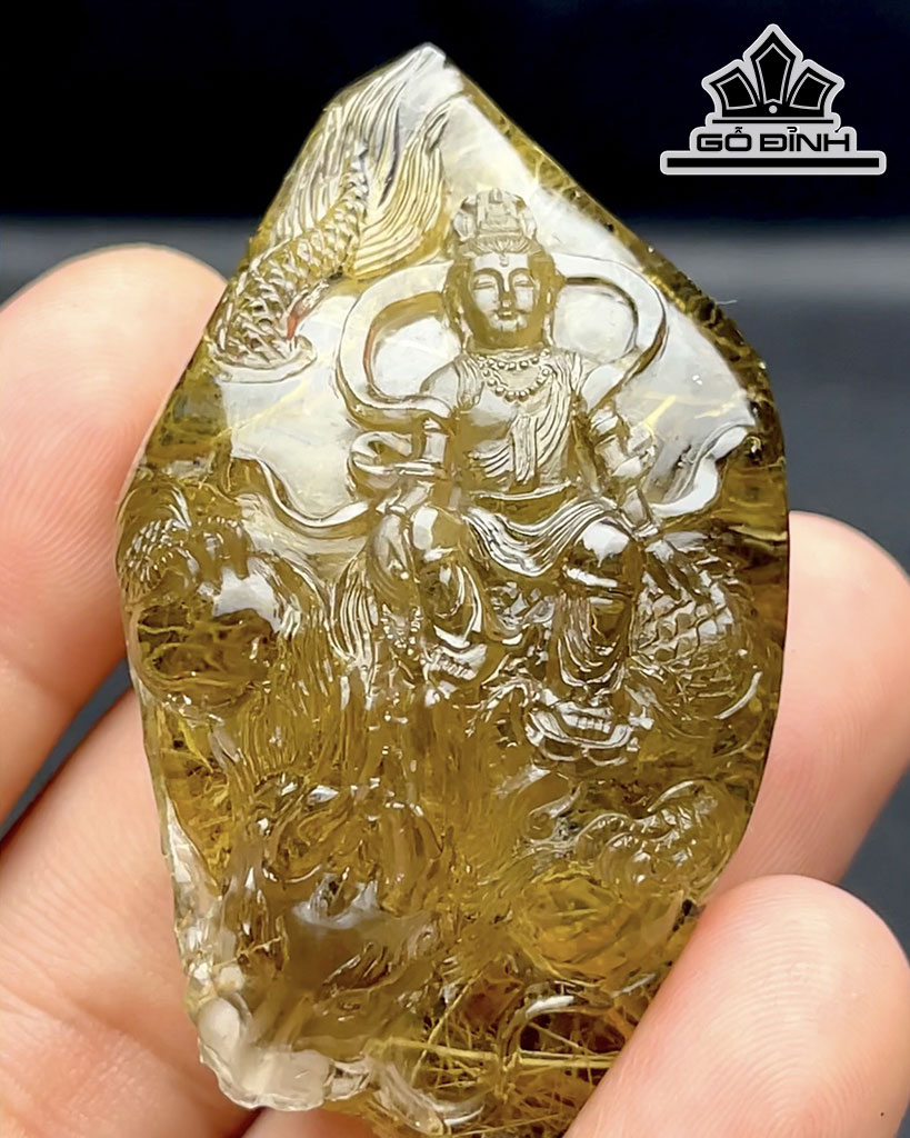 Mặt Dây Chuyền Quan Âm Tự Tại Cưỡi Rồng Đá Thạch Anh Tóc Vàng Cao 59 Ngang 35 Sâu 25 (mm) 300cts