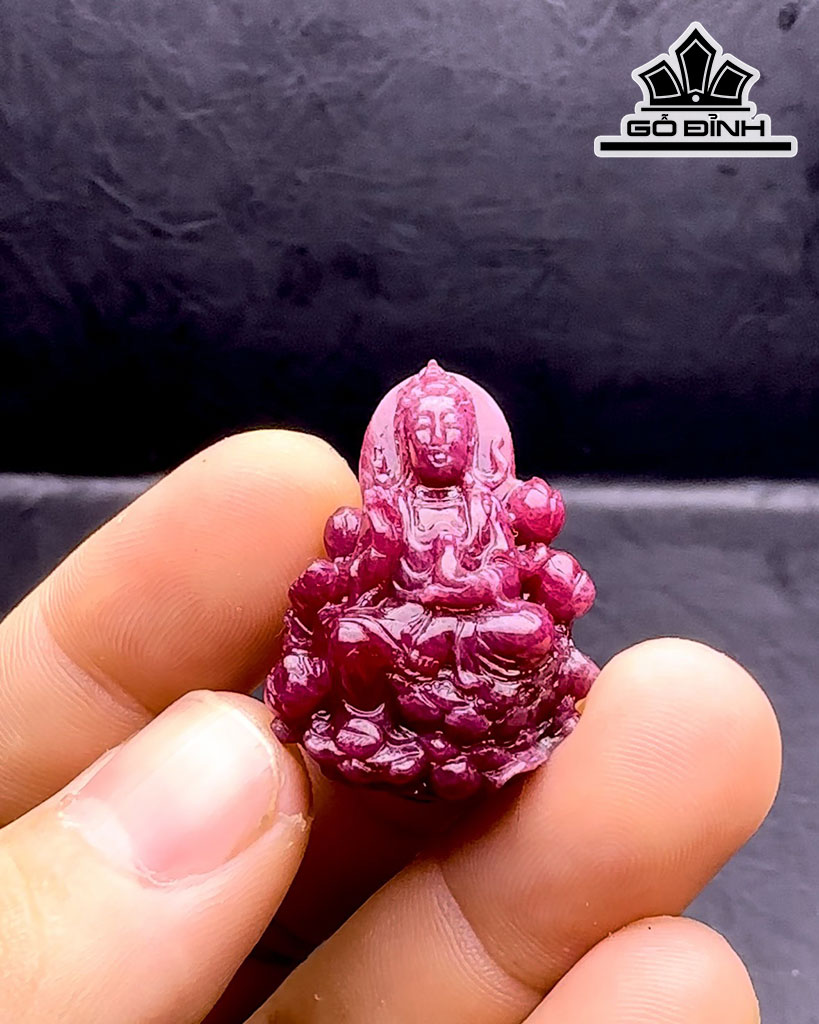 Mặt Dây Chuyền Quan Âm Tự Tại Đá Ruby Cao 35 Ngang 25,5 Sâu 12 (mm) 79cts