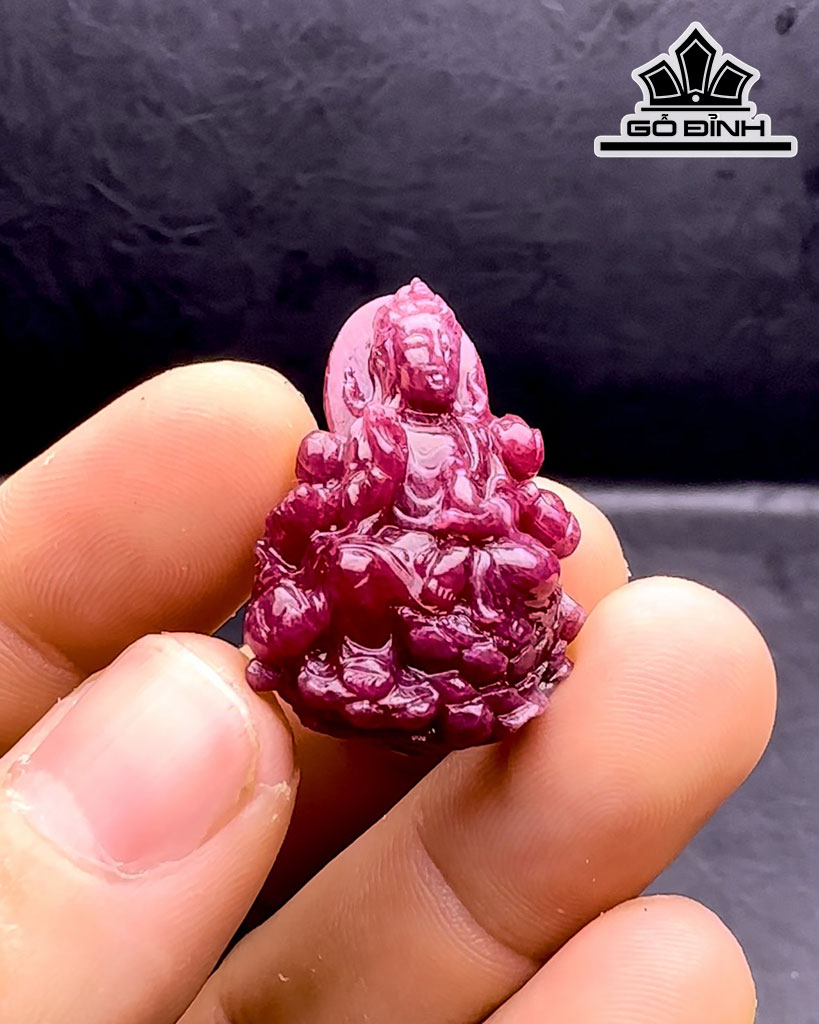 Mặt Dây Chuyền Quan Âm Tự Tại Đá Ruby Cao 35 Ngang 25,5 Sâu 12 (mm) 79cts