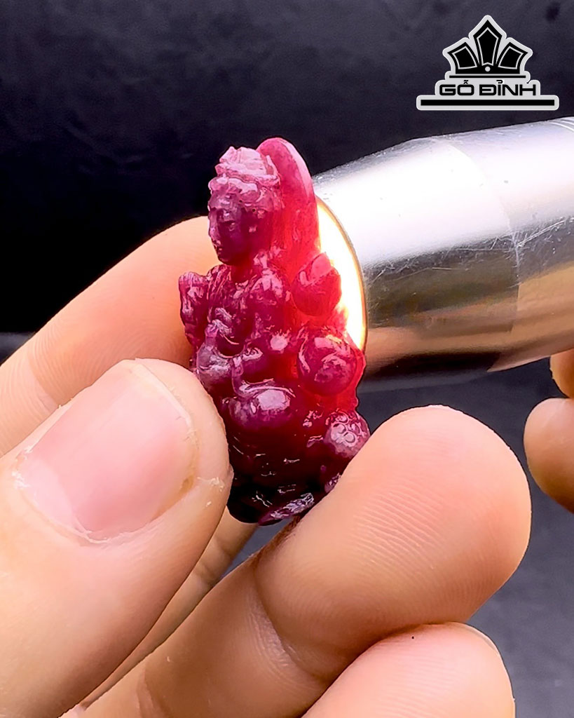 Mặt Dây Chuyền Quan Âm Tự Tại Đá Ruby Cao 35 Ngang 25,5 Sâu 12 (mm) 79cts