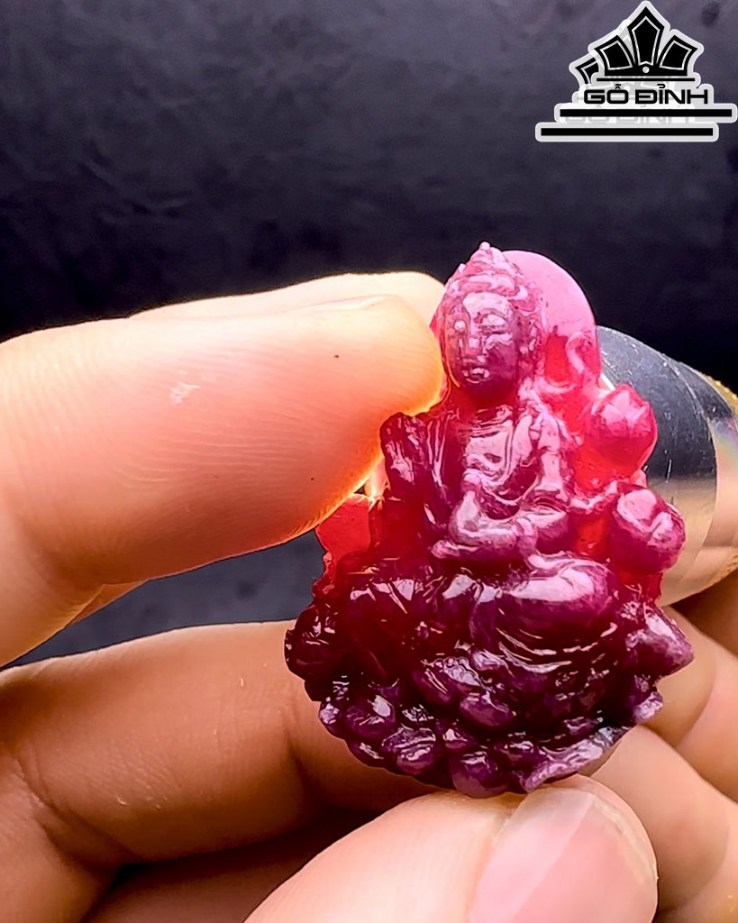Mặt Dây Chuyền Quan Âm Tự Tại Đá Ruby Cao 35 Ngang 25,5 Sâu 12 (mm) 79cts