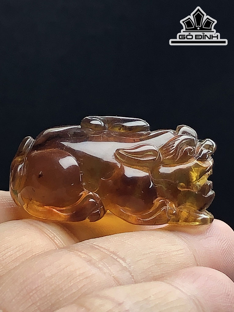 Mặt Dây Chuyền Tỳ Hưu Đá Hổ Phách Cao 38,6 Ngang 26 Sâu 19 (mm) 9,8gr