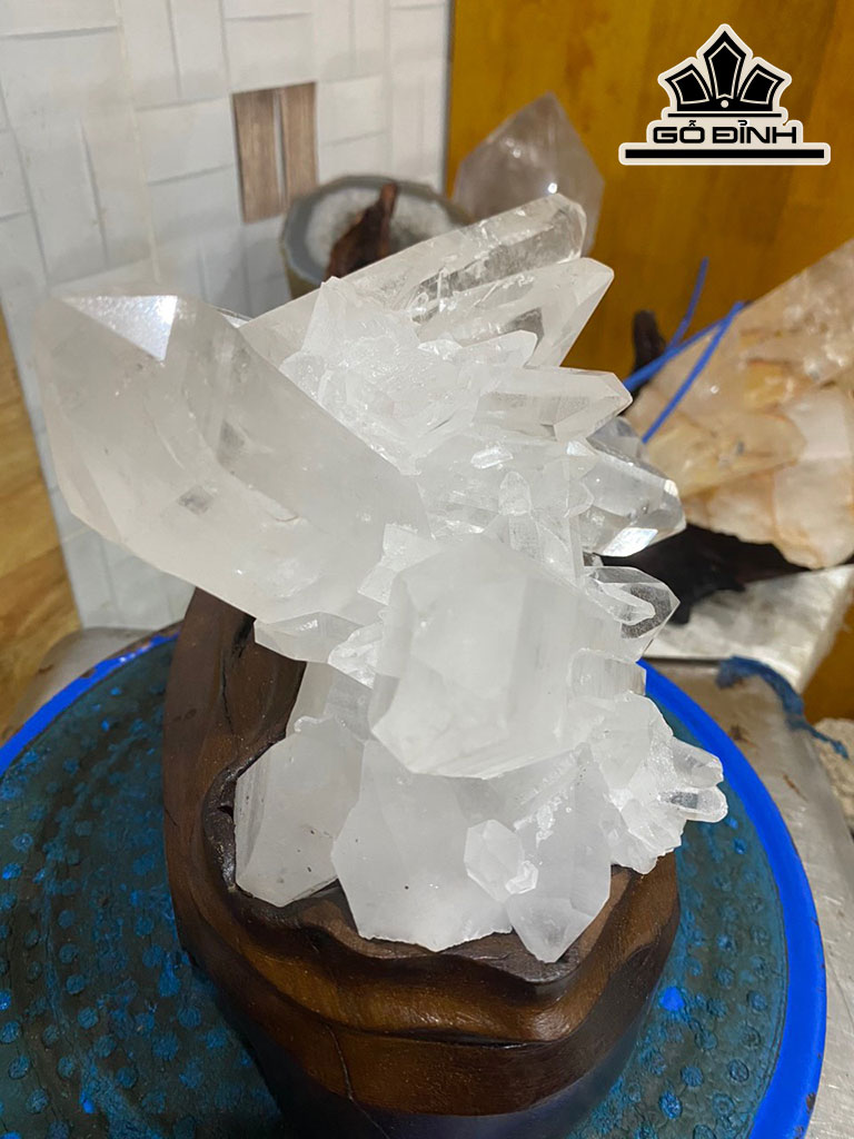 Tác Phẩm Đá Pha Lê Cao 20 Ngang 20 (cm) 3,45kg