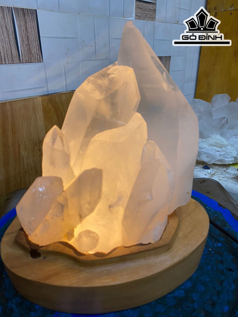 Tác Phẩm Đèn Đá Pha Lê Cao 25 (cm) 2,5kg