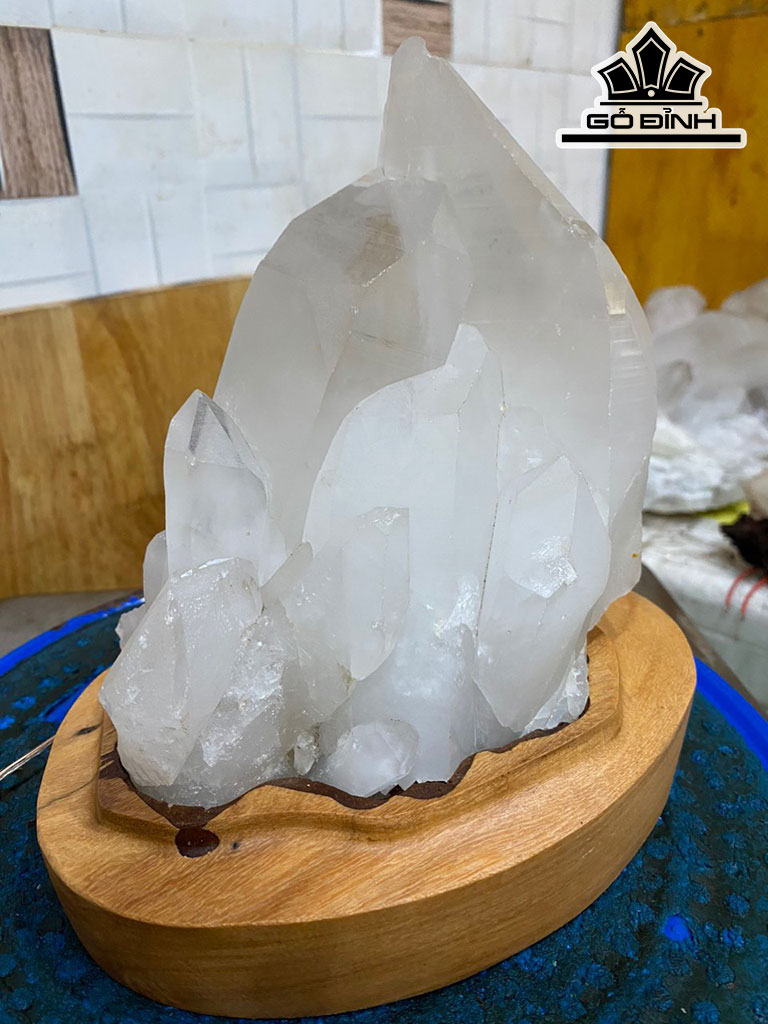 Tác Phẩm Đèn Đá Pha Lê Cao 25 (cm) 2,5kg