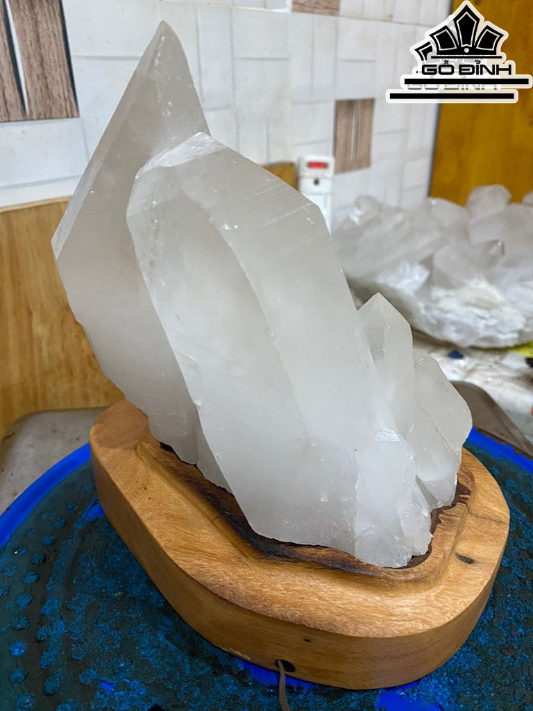 Tác Phẩm Đèn Đá Pha Lê Cao 25 (cm) 2,5kg